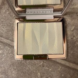 Anastasia Beverly Hills highlighter in “iced out” new